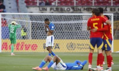 João Victor (c) de Brasil reacciona al finalizar un partido del grupo C de la Copa Mundial Sub-20 entre España y Brasil en el estadio Nacional Julio Martínez Prádanos, en Santiago (Chile). EFE/ Esteban Garay