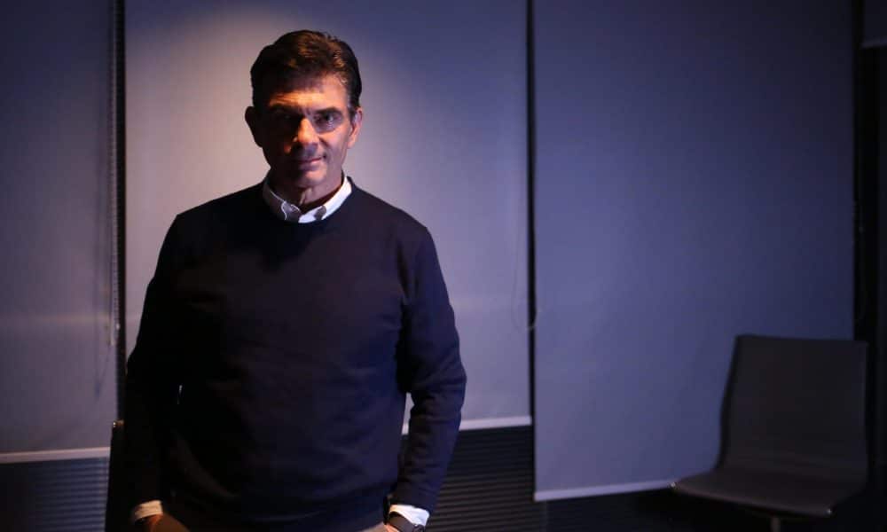 El ganador de las elecciones presidenciales en Bolivia, Rodrigo Paz Pereira, posa durante una entrevista con EFE en La Paz (Bolivia). EFE/ Luis Gandarillas