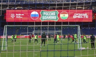 Los integrantes de la selección de fútbol de Bolivia se entrenan este lunes en Moscú con vistas al partido amistoso de este martes frente a Rusia. EFE/ MAXIM SHIPENKOV