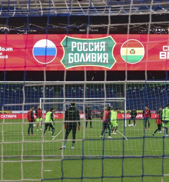 Los integrantes de la selección de fútbol de Bolivia se entrenan este lunes en Moscú con vistas al partido amistoso de este martes frente a Rusia. EFE/ MAXIM SHIPENKOV
