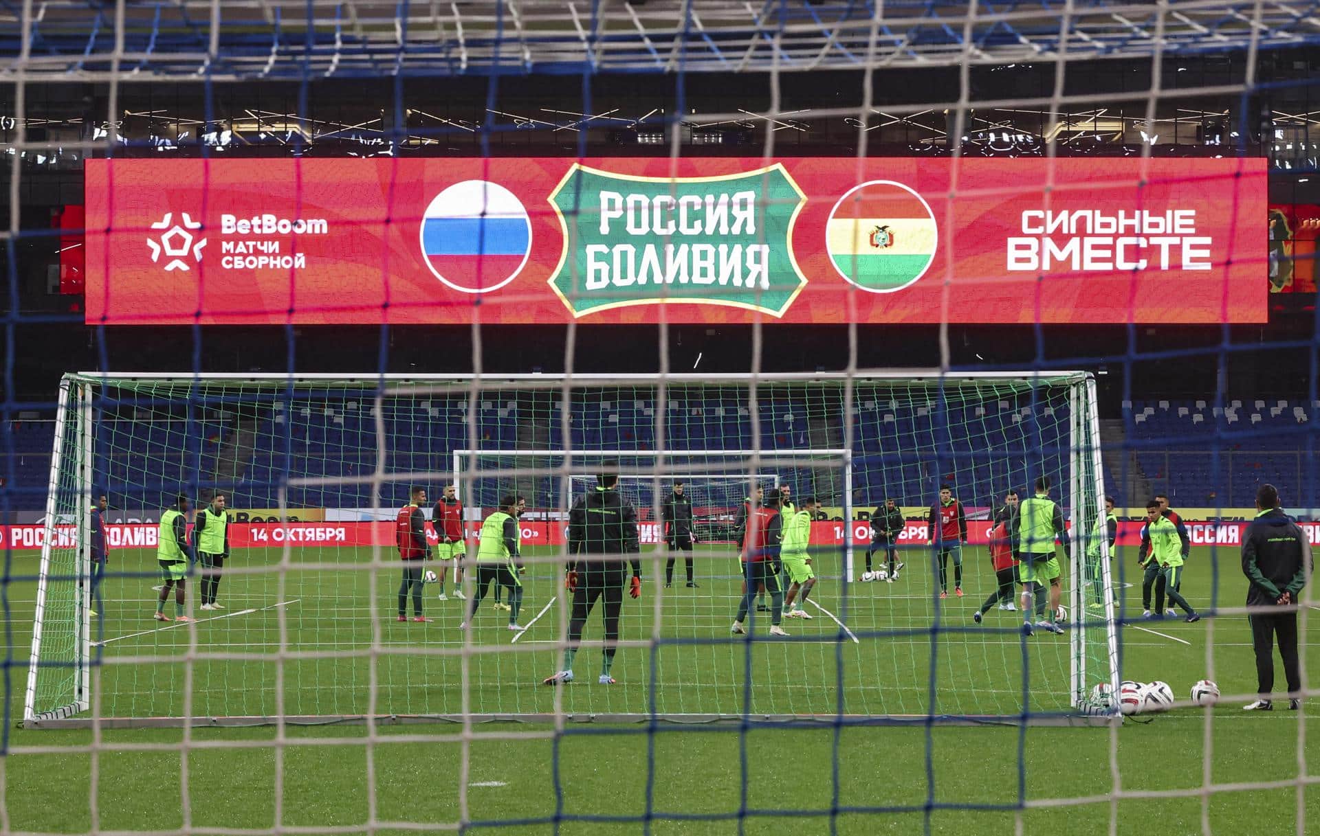 Los integrantes de la selección de fútbol de Bolivia se entrenan este lunes en Moscú con vistas al partido amistoso de este martes frente a Rusia. EFE/ MAXIM SHIPENKOV