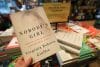 Una persona sostiene el libro de memorias póstumo de Virginia Giuffre, titulado 'Nobody's Girl', en una librería después de su publicación en Londres, Reino Unido, el 21 de octubre de 2025. EFE/EPA/ANDY RAIN