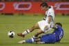 El defensor salvadoreño Adán Clímaco (abajo) cierra el avance del centrocampista guatemalteco Antonio de Jesús López durante el partido de la cuarta jornada del Grupo A de las eliminatorias de la Concacaf para el Mundial de 2026 jugado este martes en el estadio Cuscatlán de San Salvador. EFE/ Rodrigo Sura