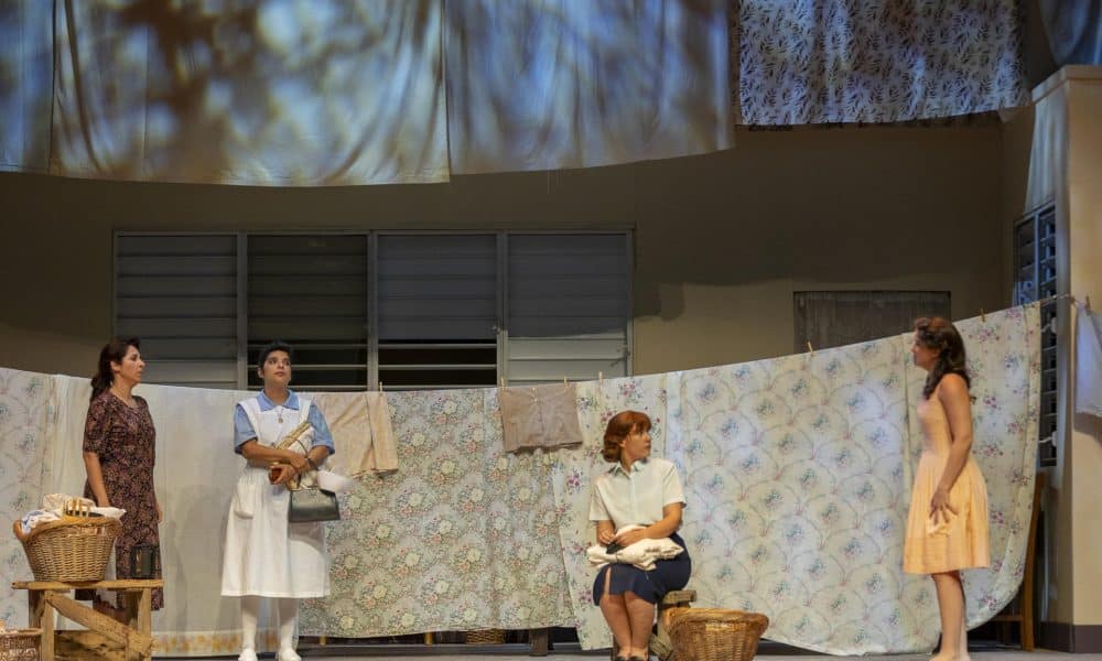 Fotografía del 23 de Octubre de 2025 cedida por Javier del Valle Beltran, que muestra a un grupo de actores durante la presentación de la obra de teatro 'Las Borinqueñas', en San Juan (Puerto Rico). EFE/ Javier del Valle Beltran
