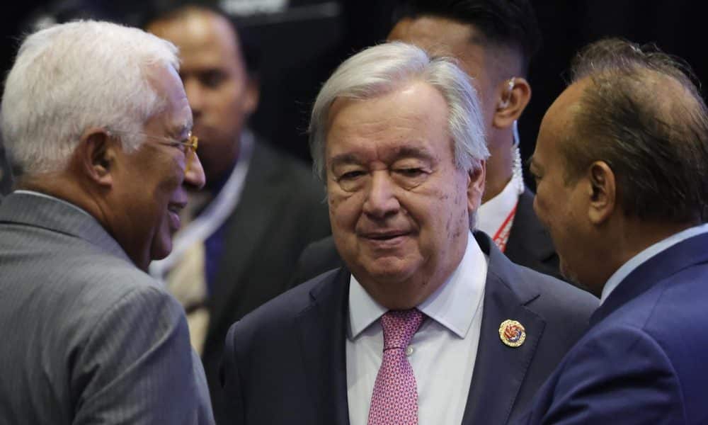 El secretario general de Naciones Unidas, António Guterres (c), durante su asistencia a la cumbre de líderes de la Asociación de Naciones del Sudeste Asiático (ASEAN).
EFE/EPA/HOW HWEE YOUNG / POOL