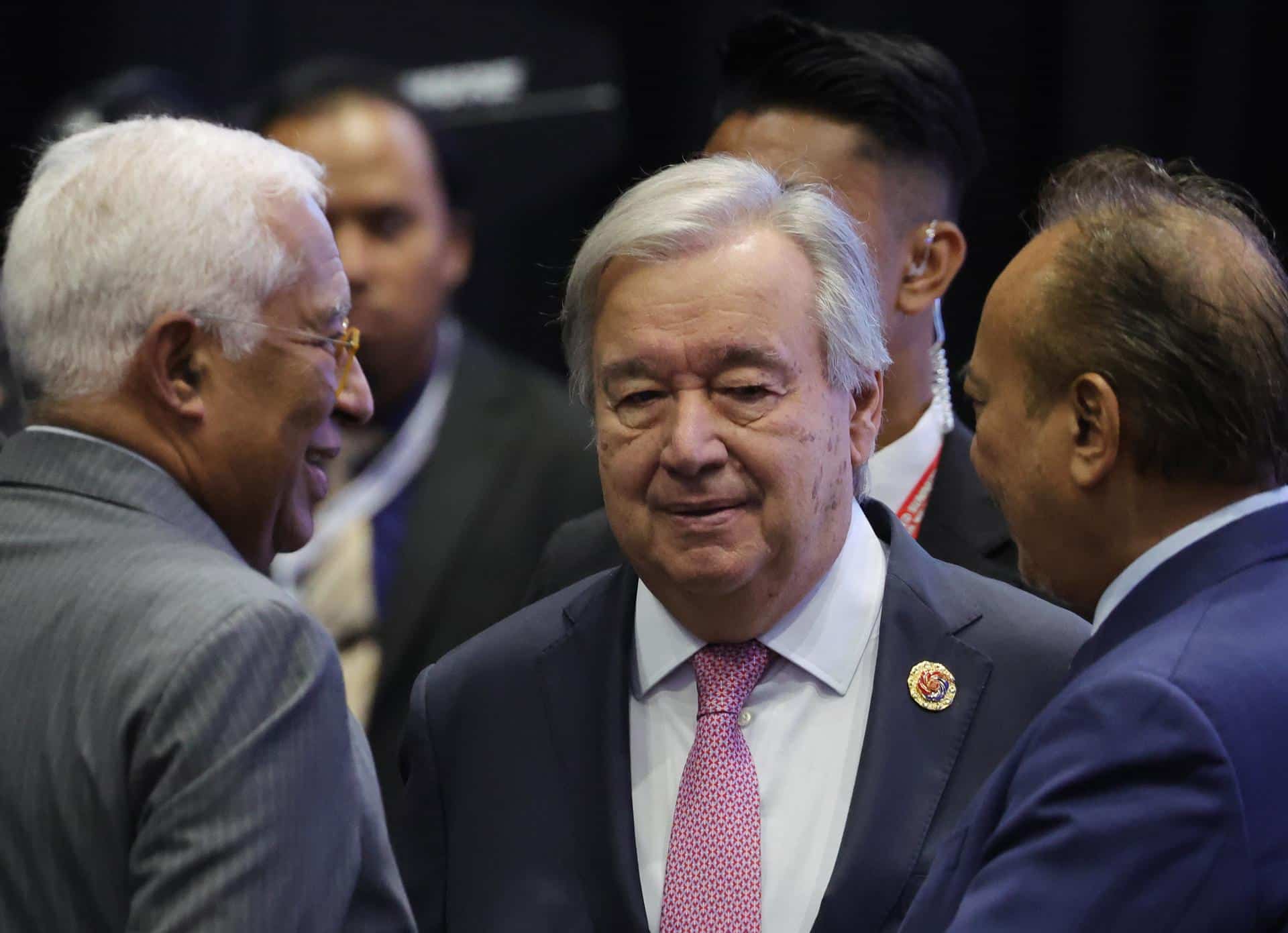 El secretario general de Naciones Unidas, António Guterres (c), durante su asistencia a la cumbre de líderes de la Asociación de Naciones del Sudeste Asiático (ASEAN).
EFE/EPA/HOW HWEE YOUNG / POOL