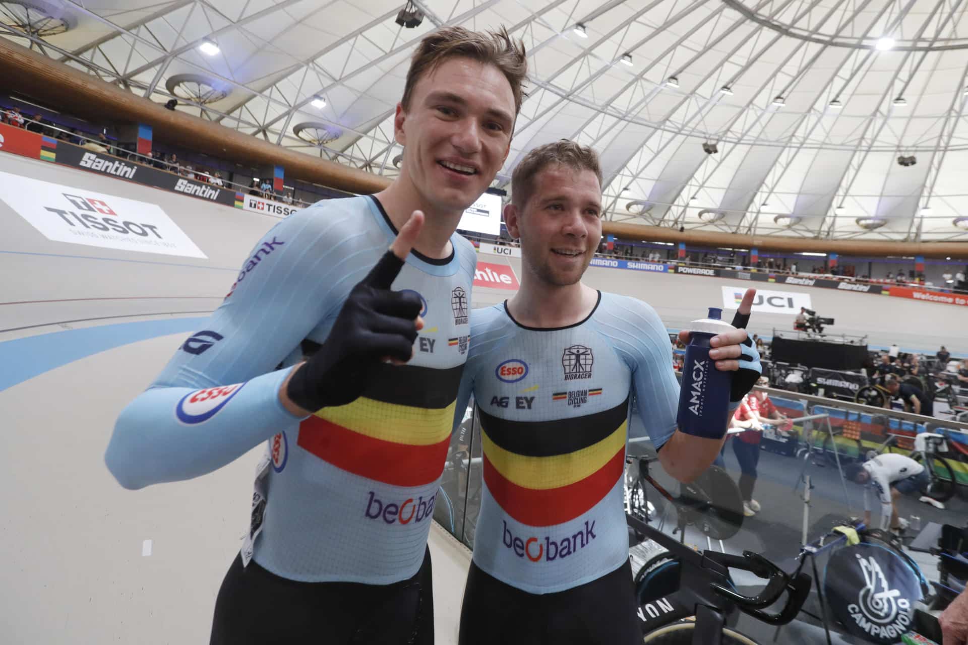 Lindsay de Vylder y Fabio Van Den Bossche, de Bélgica celebran tras ganar en la prueba Madison 50k en Santiago (Chile). EFE/Osvaldo Villarroel
