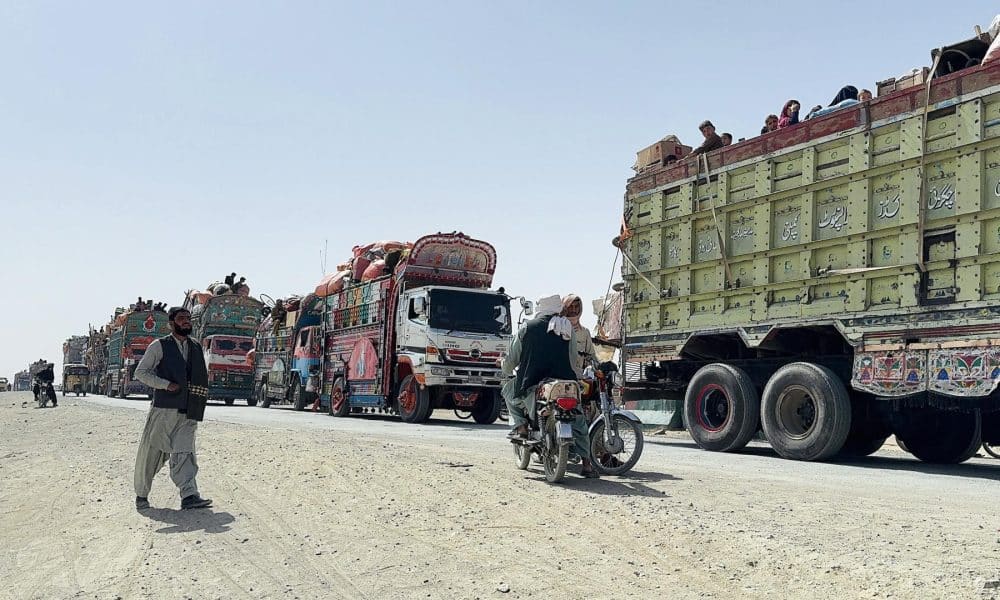 Refugiados afganos esperan en camiones para la apertura de la frontera en Chaman, Pakistán, 17 de octubre de 2025. La frontera pakistaní-afgana permanece cerrada tras los enfrentamientos mortales en la frontera. Pakistán y el gobierno talibán de Afganistán acordaron un alto el fuego de 48 horas el 15 de octubre. (Afganistán) EFE/EPA/AKHTER GULFAM 99082
