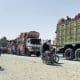 Refugiados afganos esperan en camiones para la apertura de la frontera en Chaman, Pakistán, 17 de octubre de 2025. La frontera pakistaní-afgana permanece cerrada tras los enfrentamientos mortales en la frontera. Pakistán y el gobierno talibán de Afganistán acordaron un alto el fuego de 48 horas el 15 de octubre. (Afganistán) EFE/EPA/AKHTER GULFAM 99082
