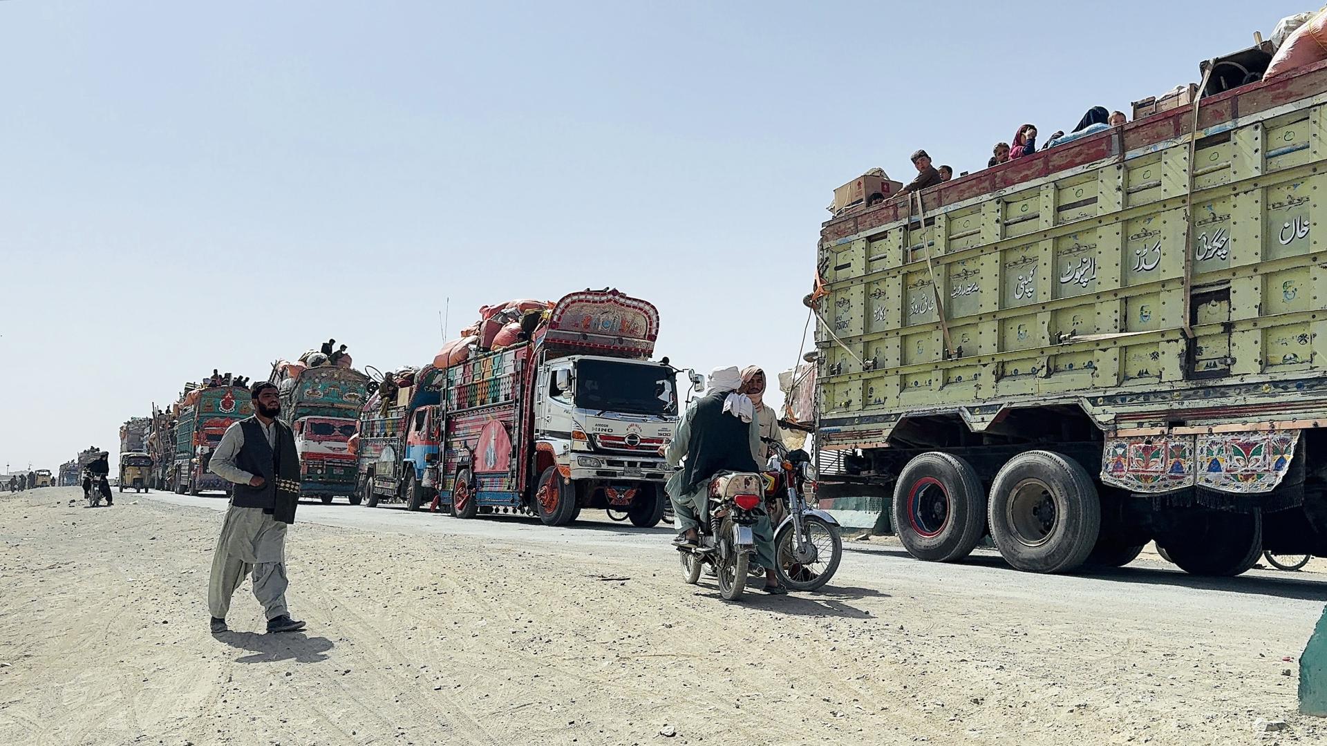Refugiados afganos esperan en camiones para la apertura de la frontera en Chaman, Pakistán, 17 de octubre de 2025. La frontera pakistaní-afgana permanece cerrada tras los enfrentamientos mortales en la frontera. Pakistán y el gobierno talibán de Afganistán acordaron un alto el fuego de 48 horas el 15 de octubre. (Afganistán) EFE/EPA/AKHTER GULFAM 99082