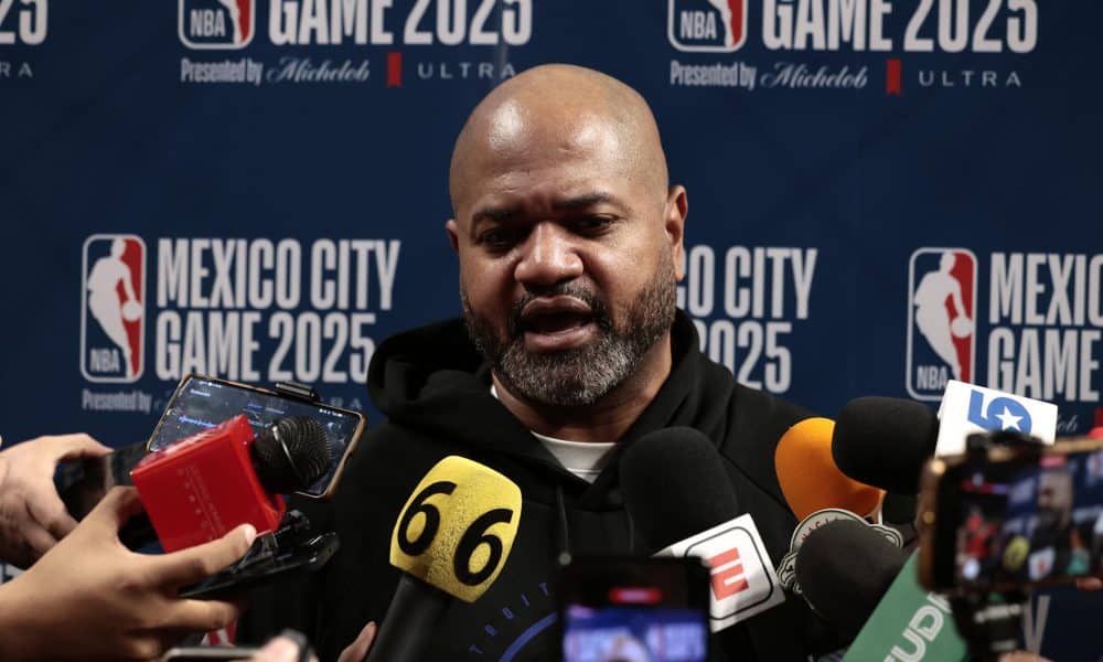 El entrenador de los Detroit Pistons, John-Blair Bickerstaff, habla con periodistas este viernes, en el estadio Arena CDMX en Ciudad de México (México). EFE/ José Mendez