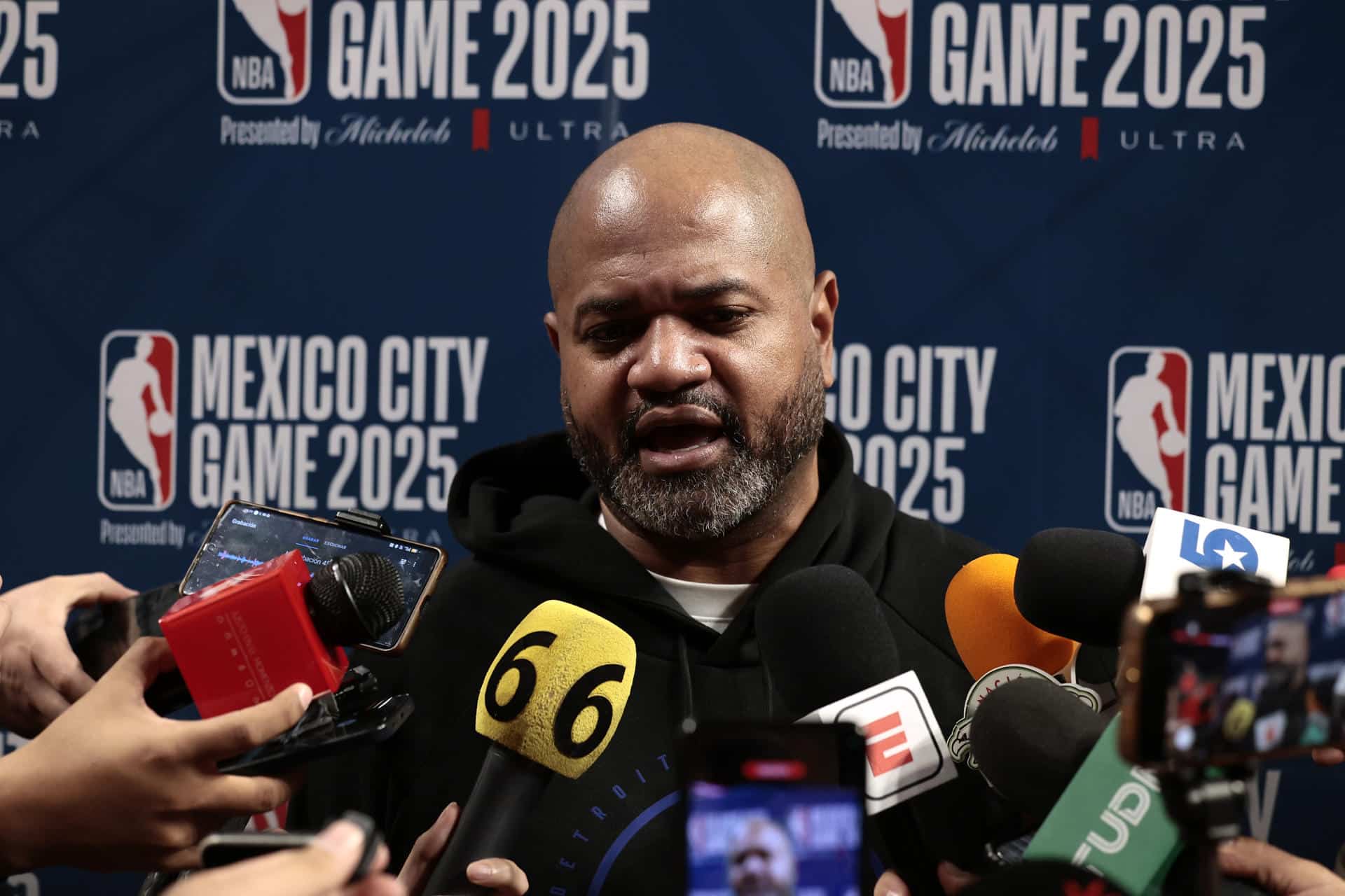 El entrenador de los Detroit Pistons, John-Blair Bickerstaff, habla con periodistas este viernes, en el estadio Arena CDMX en Ciudad de México (México). EFE/ José Mendez