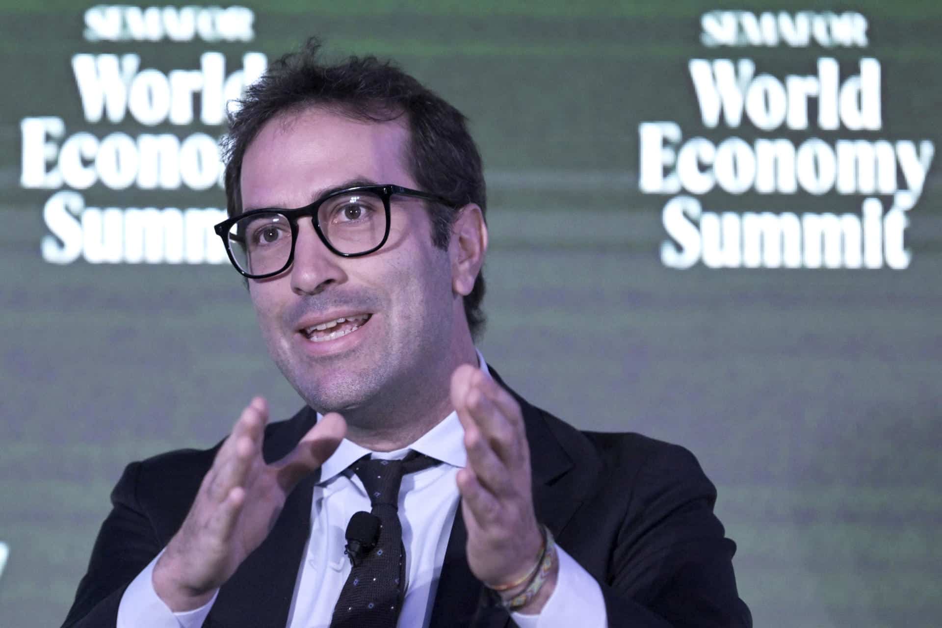 El ministro español de Economía, Comercio y Empresa, Carlos Cuerpo, habla durante una charla titulada 'Desbloqueando el Crecimiento de la UE' en el marco de la edición de otoño de la Cumbre de la Economía Mundial este miércoles, en la sede de Semafor en Washington (Estados Unidos). EFE/ Lenin Nolly