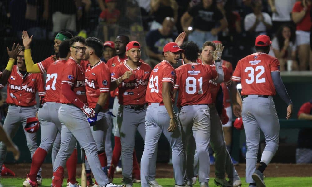Jugadores de Panamá celebran este viernes la clasificación a la final del torneo Panamericano Sub-23 y al Mundial de la categoría en 2026 al derrotar de remontada a Cuba en en el estadio Mariano Rivera de La Chorrera. EFE/ Bienvenido Velasco