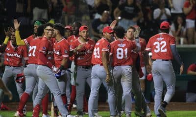 Jugadores de Panamá celebran este viernes la clasificación a la final del torneo Panamericano Sub-23 y al Mundial de la categoría en 2026 al derrotar de remontada a Cuba en en el estadio Mariano Rivera de La Chorrera. EFE/ Bienvenido Velasco