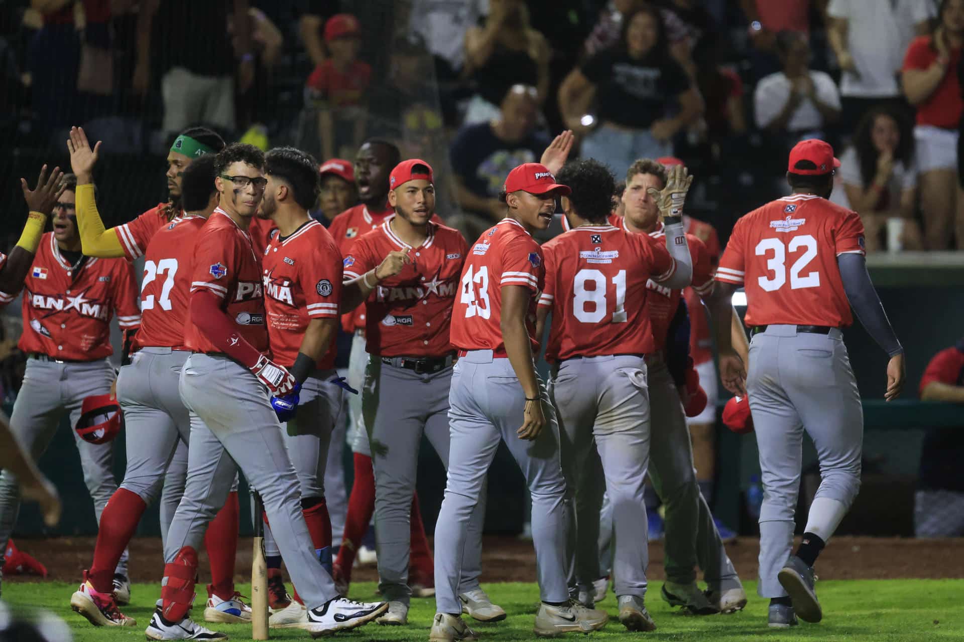 Jugadores de Panamá celebran este viernes la clasificación a la final del torneo Panamericano Sub-23 y al Mundial de la categoría en 2026 al derrotar de remontada a Cuba en en el estadio Mariano Rivera de La Chorrera. EFE/ Bienvenido Velasco