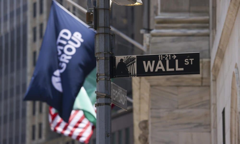 Foto de archivo del cartel de Wall Street cerca de la Bolsa de Nueva York, en Nueva York, Estados Unidos. EFE/SARAH YENESEL
