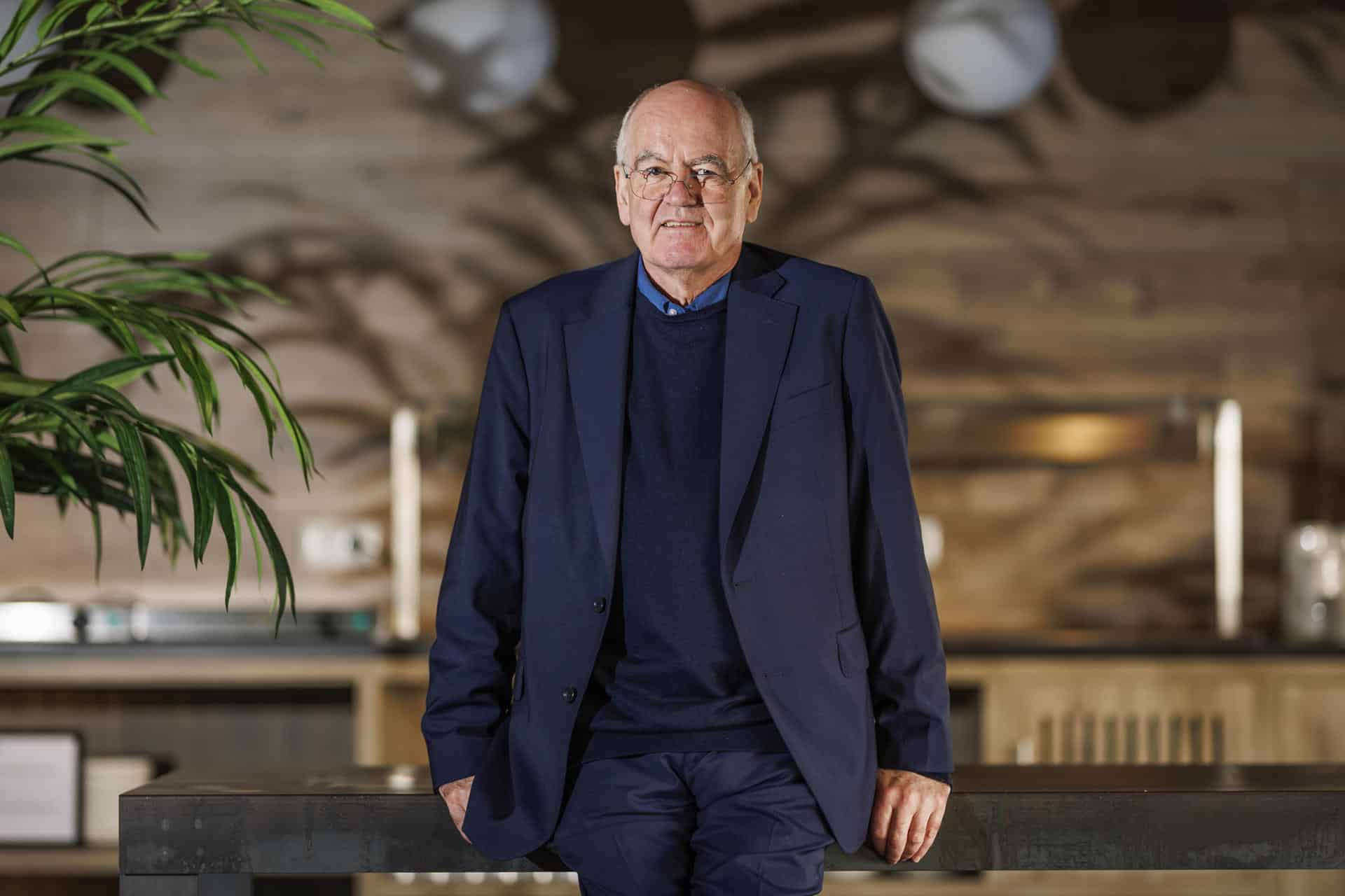 El experto en medioambiente, sociedad y gobierno corporativo (ESG por sus siglas en inglés) John Elkington, en una entrevista con EFE. EFE / Rodrigo Jiménez