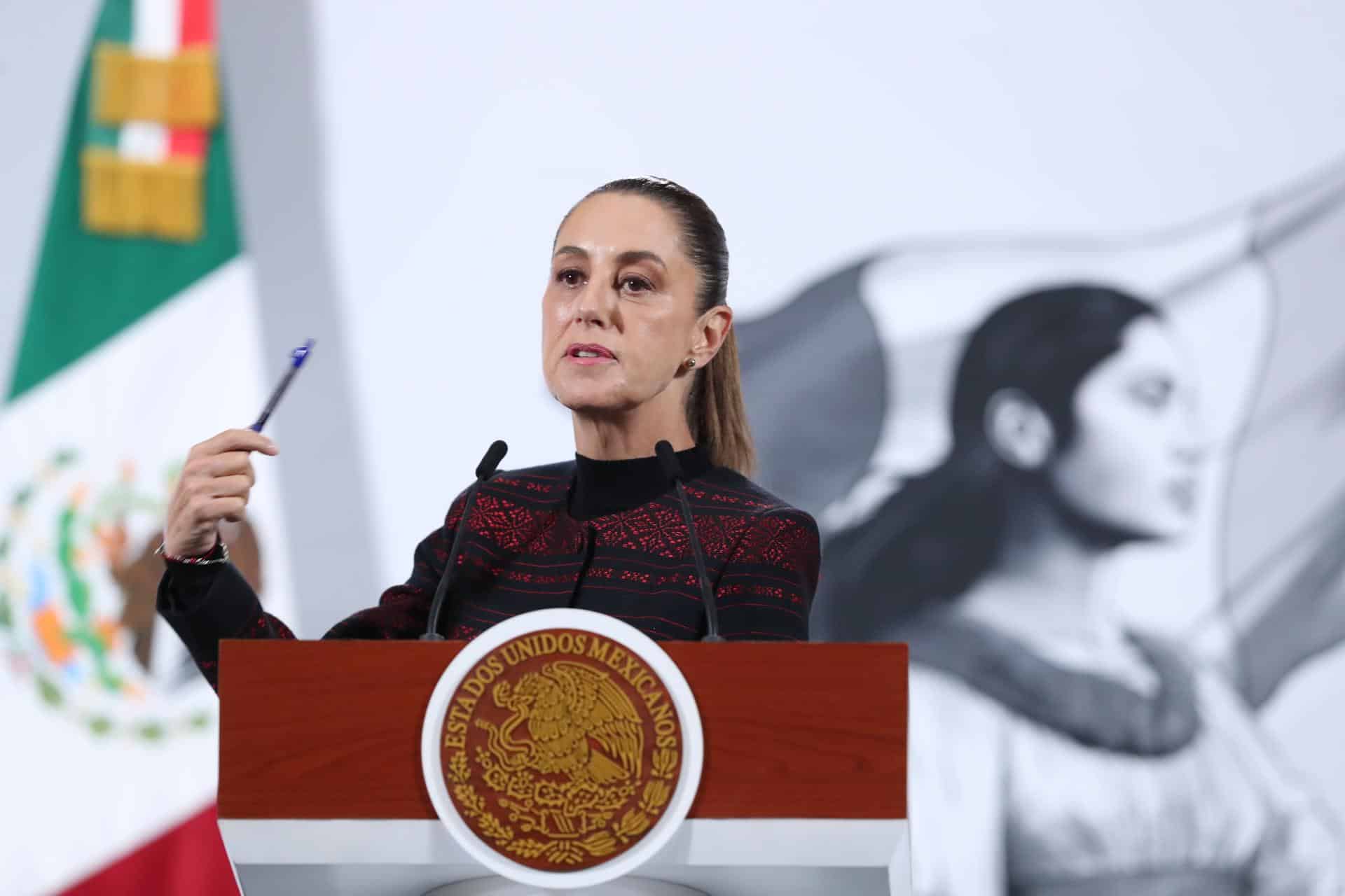 La presidenta de México Claudia Sheinbaum, habla durante una rueda de prensa este jueves en Palacio Nacional de la Ciudad de México (México).EFE/Mario Guzmán