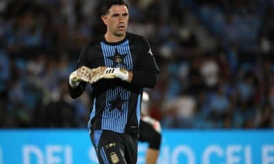 Fotografía de Raúl Martínez, en la que puede verse en una imagen de archivo del 21 de marzo de 2025 al portero argentino Emiliano Martínez, durante un calentamiento con su selección. EFE