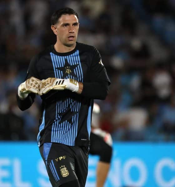Fotografía de Raúl Martínez, en la que puede verse en una imagen de archivo del 21 de marzo de 2025 al portero argentino Emiliano Martínez, durante un calentamiento con su selección. EFE