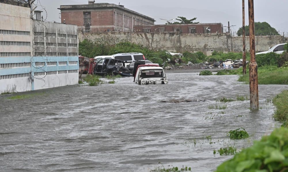 Fotografía de una calle inundada debido al paso del huracán Melissa este martes, en Kingston (Jamaica). EFE/Rudolph Brown