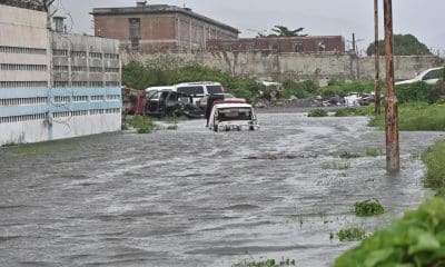 Fotografía de una calle inundada debido al paso del huracán Melissa este martes, en Kingston (Jamaica). EFE/Rudolph Brown