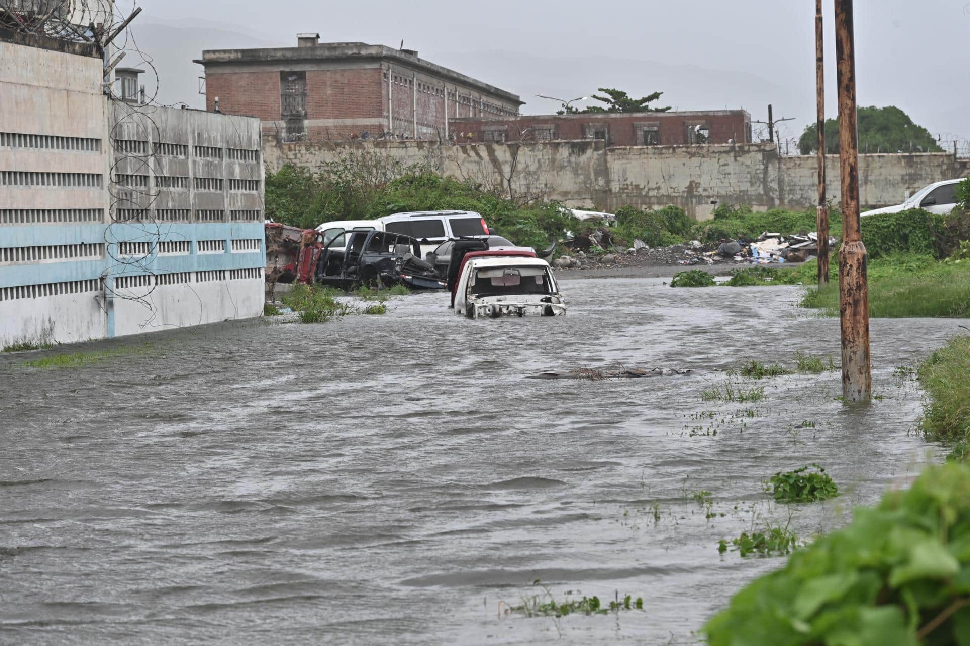 Fotografía de una calle inundada debido al paso del huracán Melissa este martes, en Kingston (Jamaica). EFE/Rudolph Brown