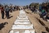 Los restos y cuerpos de palestinos no identificados, devueltos por Israel, son colocados en una fosa común durante su enterramiento en Deir al-Balah, franja central de Gaza, 22 de octubre de 2025. La devolución de prisioneros palestinos fallecidos por Israel forma parte de un acuerdo de alto el fuego entre Israel y Hamas que entró en vigor el 10 de octubre de 2025. EFE/EPA/HAITHAM IMAD