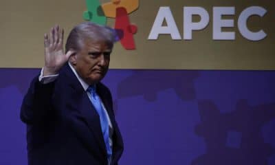 El presidente de EE.UU., Donald Trump, se retira tras su discurso durante la Cumbre de Directores Ejecutivos de APEC en Gyeongju, Corea del Sur, el 29 de octubre de 2025. EFE/EPA/ANDRES MARTINEZ CASARES