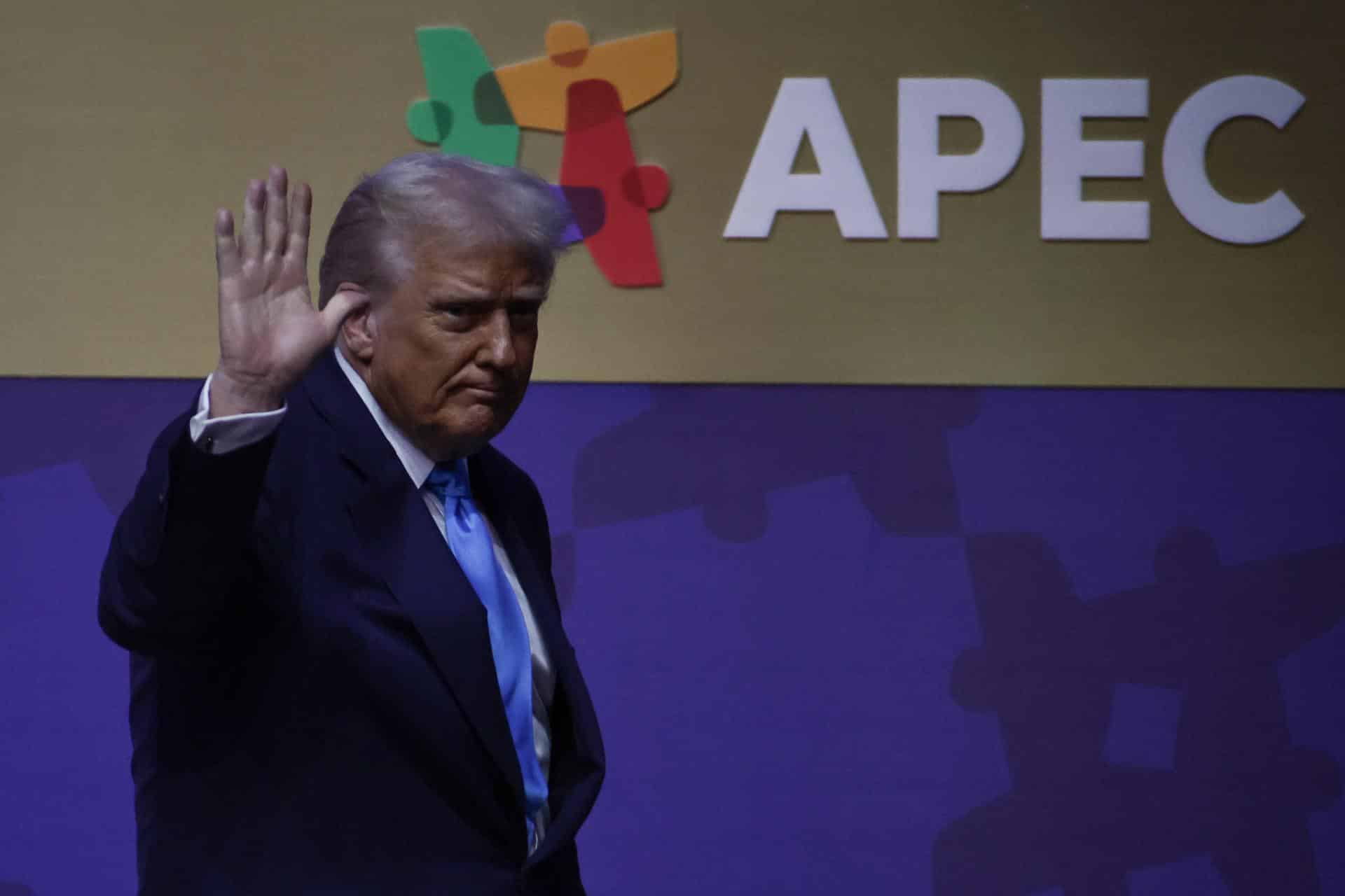 El presidente de EE.UU., Donald Trump, se retira tras su discurso durante la Cumbre de Directores Ejecutivos de APEC en Gyeongju, Corea del Sur, el 29 de octubre de 2025. EFE/EPA/ANDRES MARTINEZ CASARES