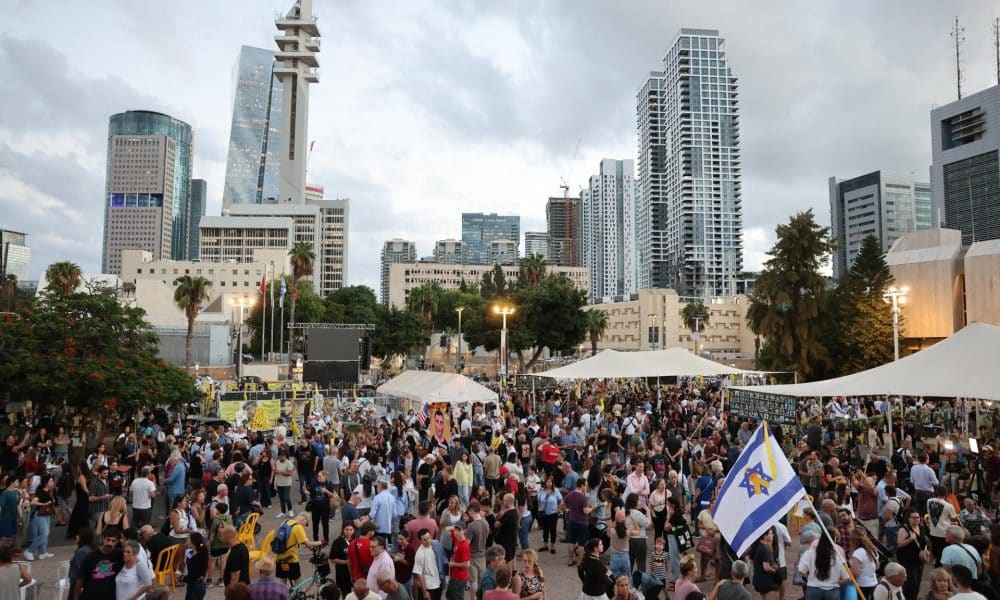 La gente celebra después de que se anuncia un acuerdo de paz en la Plaza de los Rehenes en Tel Aviv, Israel, 09 de octubre de 2025. EFE/EPA/ABIR SULTAN