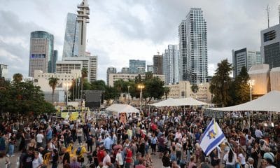 La gente celebra después de que se anuncia un acuerdo de paz en la Plaza de los Rehenes en Tel Aviv, Israel, 09 de octubre de 2025. EFE/EPA/ABIR SULTAN