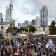 La gente celebra después de que se anuncia un acuerdo de paz en la Plaza de los Rehenes en Tel Aviv, Israel, 09 de octubre de 2025. EFE/EPA/ABIR SULTAN