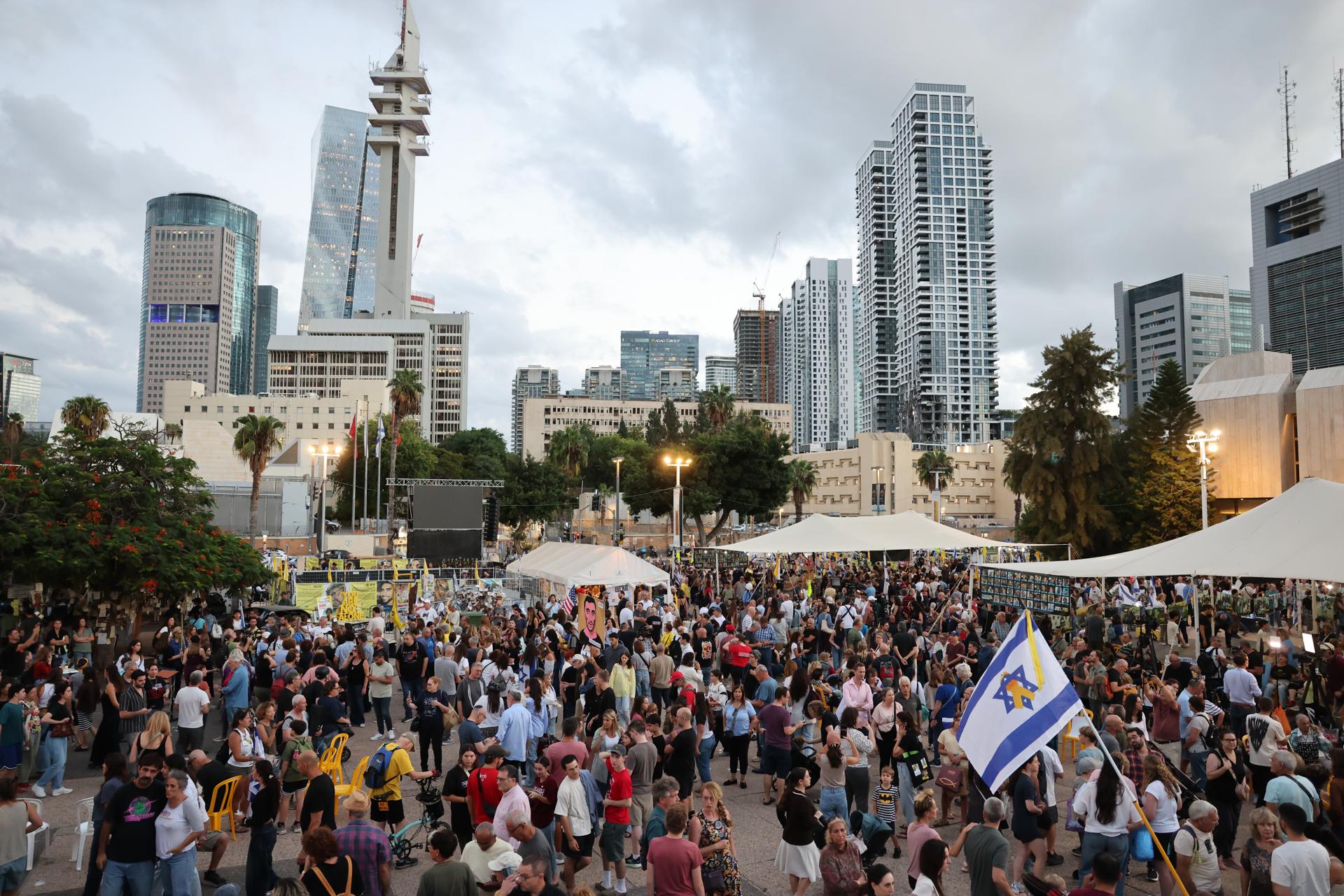 La gente celebra después de que se anuncia un acuerdo de paz en la Plaza de los Rehenes en Tel Aviv, Israel, 09 de octubre de 2025. EFE/EPA/ABIR SULTAN