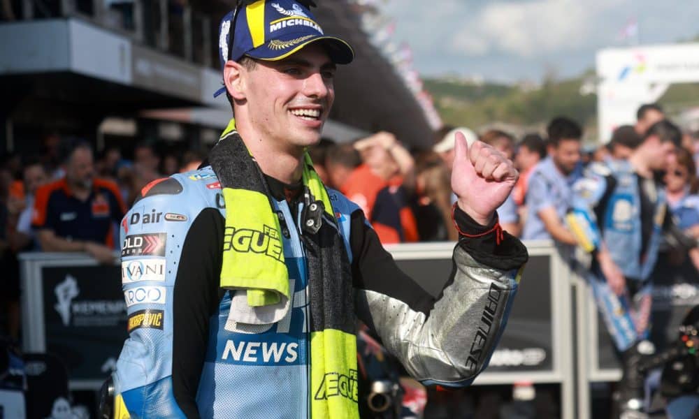 El piloto español de MotoGP Gresini Racing Fermin Aldeguer celebra después de ganar la carrera en el Gran Premio de Motociclismo de Indonesia en el Circuito de Mandalika, en Indonesia. EFE/EPA/ADI WEDA