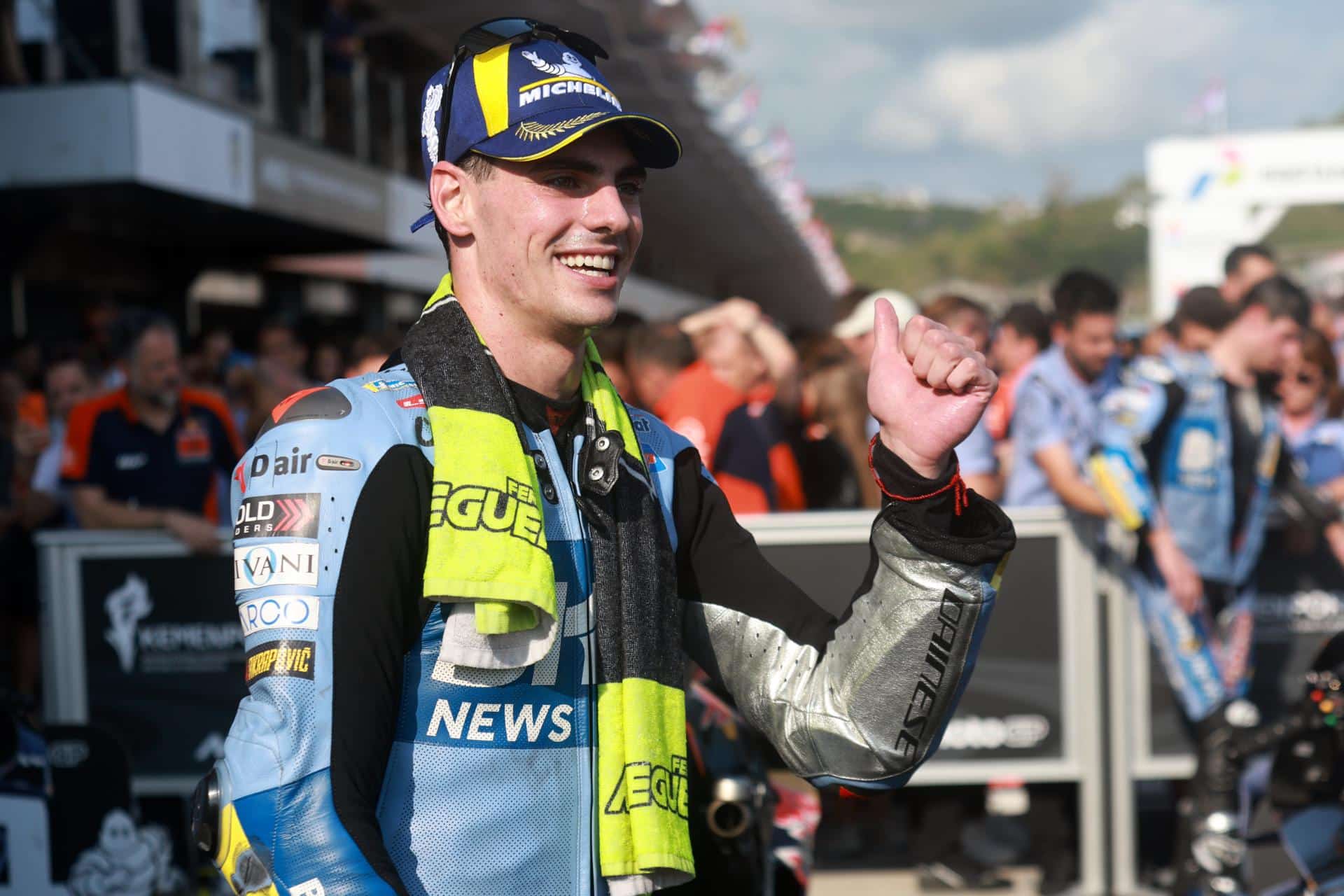 El piloto español de MotoGP Gresini Racing Fermin Aldeguer celebra después de ganar la carrera en el Gran Premio de Motociclismo de Indonesia en el Circuito de Mandalika, en Indonesia. EFE/EPA/ADI WEDA