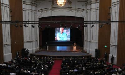 El escritor Alonso Cueto, habla durante un homenaje a Vargas Llosa este miércoles, en Arequipa (Perú). EFE/ Paolo Aguilar
