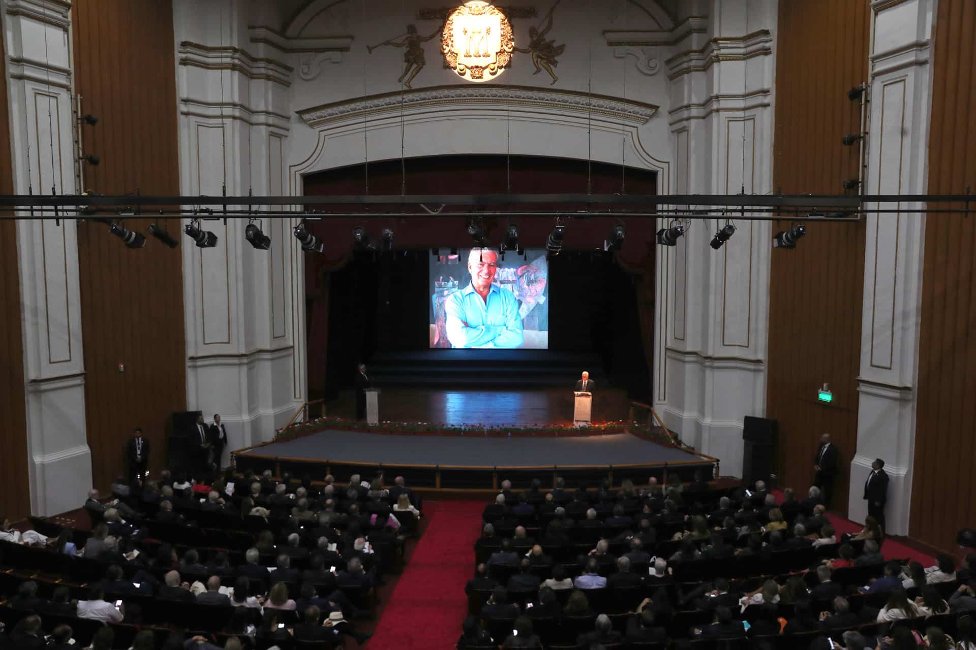 El escritor Alonso Cueto, habla durante un homenaje a Vargas Llosa este miércoles, en Arequipa (Perú). EFE/ Paolo Aguilar