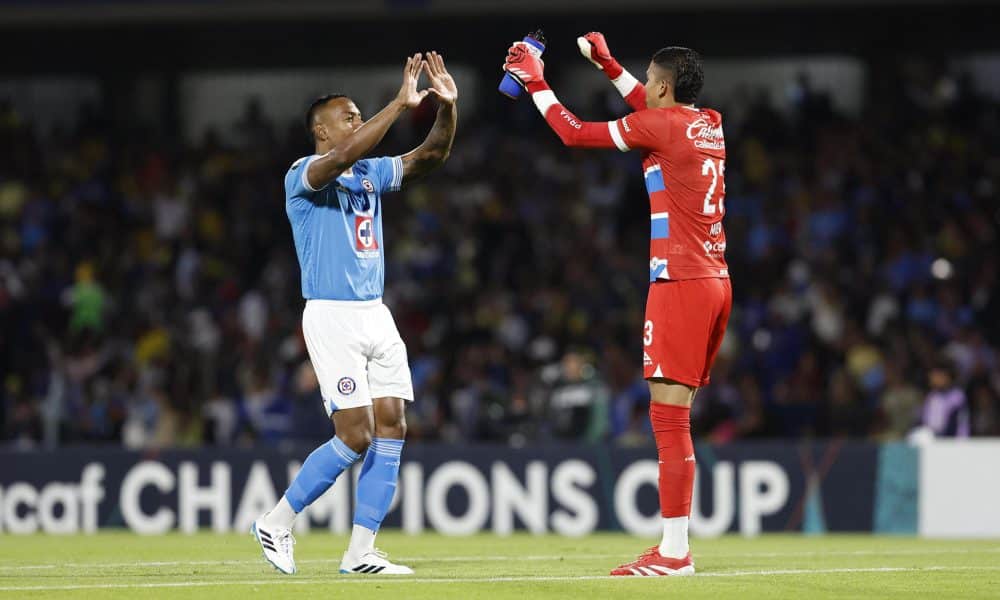 Willer Ditta (i) y Kevin Mier de Cruz Azul celebran un gol anotado por su equipo ante América.Imagen de archivo. EFE/Sáshenka Gutiérrez