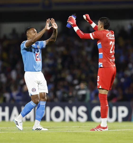 Willer Ditta (i) y Kevin Mier de Cruz Azul celebran un gol anotado por su equipo ante América.Imagen de archivo. EFE/Sáshenka Gutiérrez