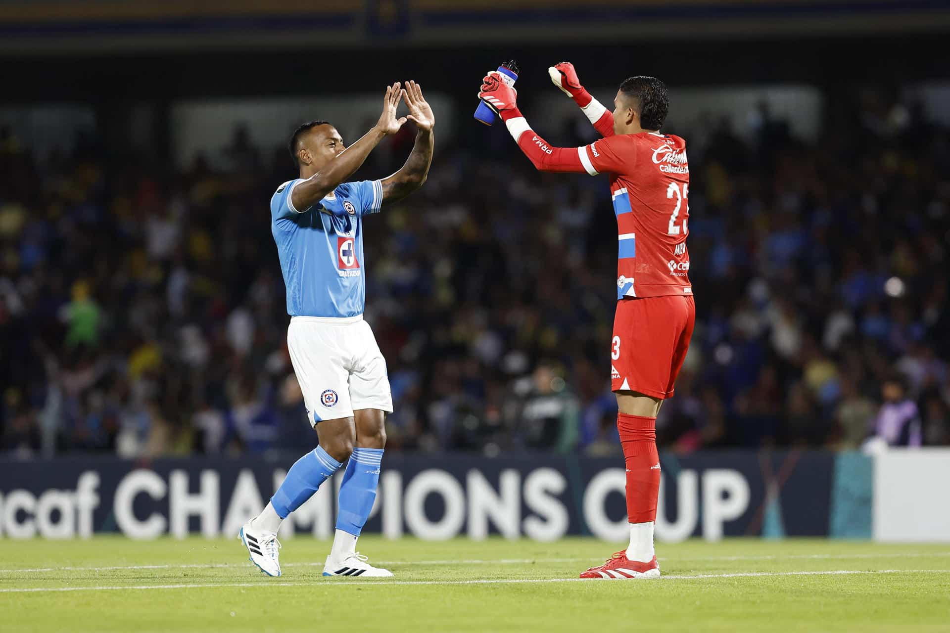 Willer Ditta (i) y Kevin Mier de Cruz Azul celebran un gol anotado por su equipo ante América.Imagen de archivo. EFE/Sáshenka Gutiérrez
