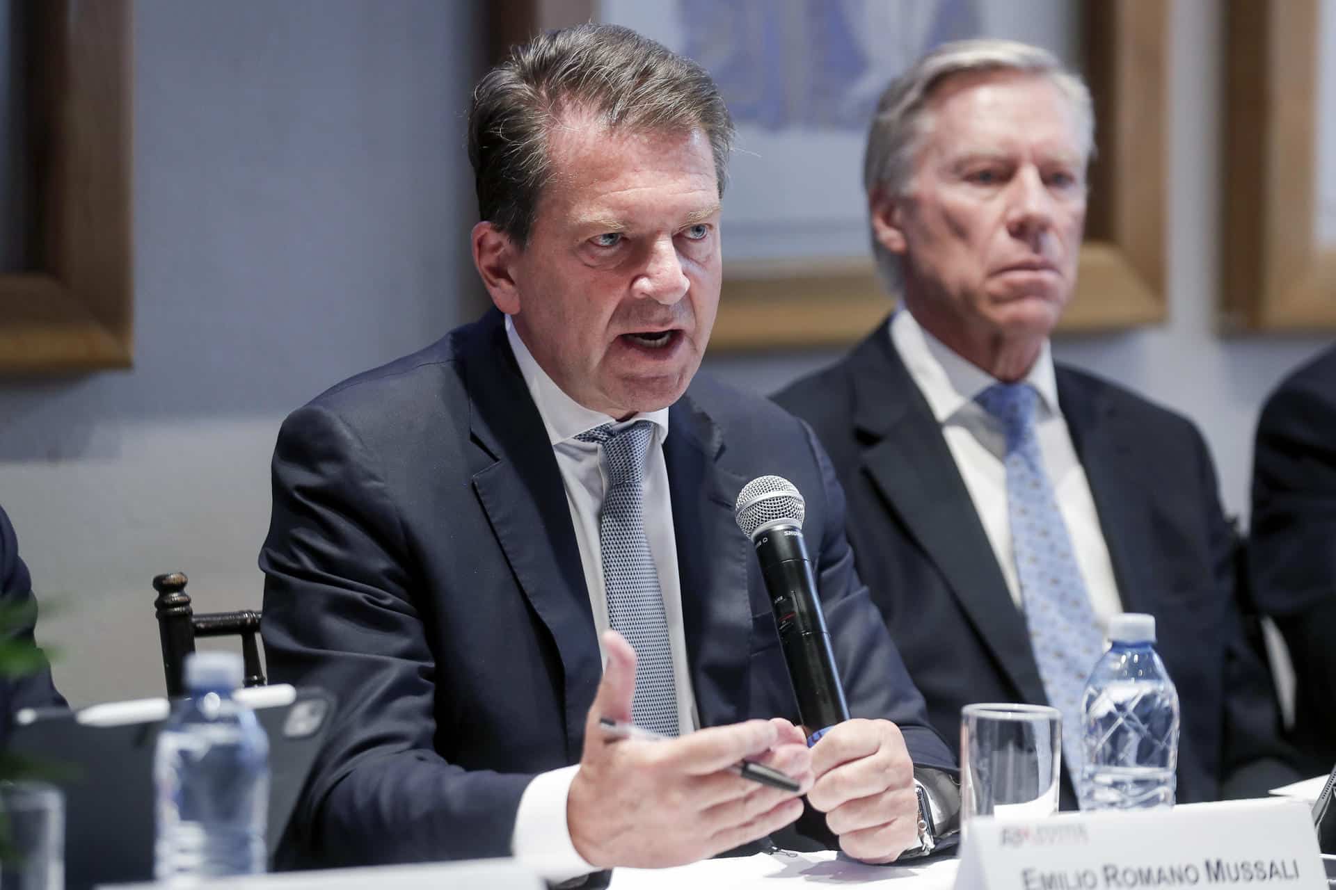 El presidente de la Asociación de Bancos de México, Emilio Romano Mussali (c), habla durante una rueda de prensa en Ciudad de México (México). Imagen de archivo. EFE/ Isaac Esquivel