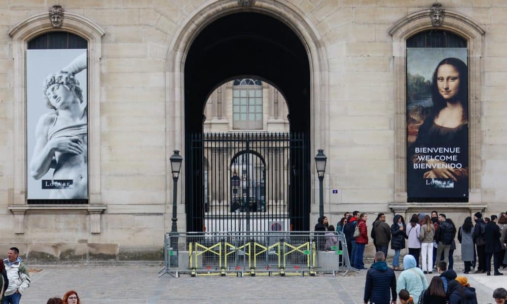 París, 19 oct (EFE).- El robo de un conjunto de joyas "de un valor patrimonial e histórico incalculable" en el Museo del Louvre este domingo por la mañana lo llevó a cabo en apenas siete minutos un comando de tres o cuatro ladrones "profesionales", pero que perdieron una parte del botín en su huida. EFE/EPA/Mohammed Badra