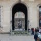 París, 19 oct (EFE).- El robo de un conjunto de joyas "de un valor patrimonial e histórico incalculable" en el Museo del Louvre este domingo por la mañana lo llevó a cabo en apenas siete minutos un comando de tres o cuatro ladrones "profesionales", pero que perdieron una parte del botín en su huida. EFE/EPA/Mohammed Badra