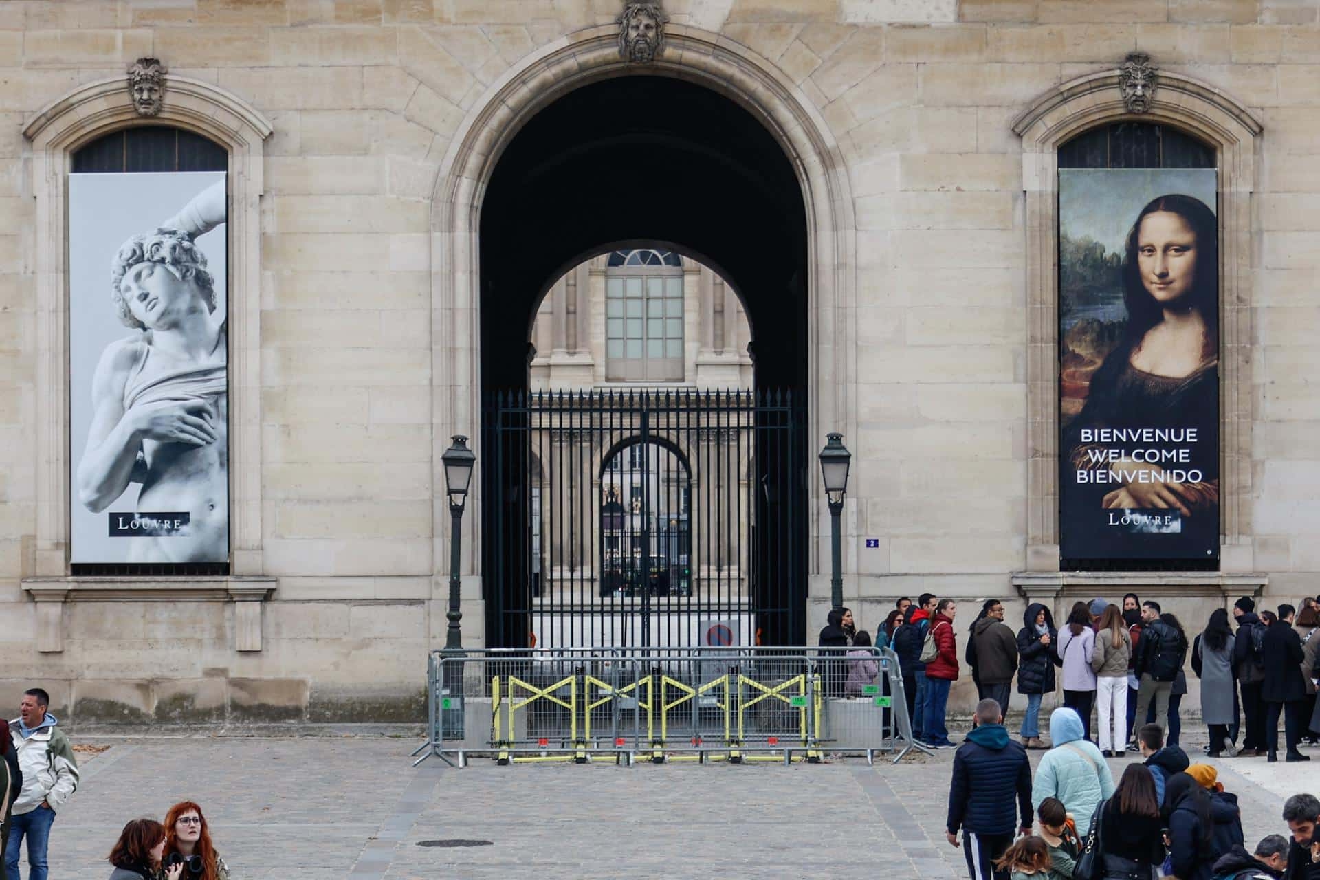 París, 19 oct (EFE).- El robo de un conjunto de joyas "de un valor patrimonial e histórico incalculable" en el Museo del Louvre este domingo por la mañana lo llevó a cabo en apenas siete minutos un comando de tres o cuatro ladrones "profesionales", pero que perdieron una parte del botín en su huida. EFE/EPA/Mohammed Badra
