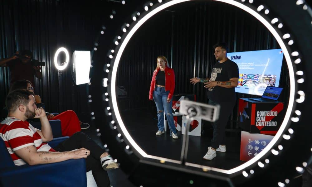 Estudiantes realizan una exposición en el centro de aprendizaje 'Community Creators Academy’ este martes, en Sao Paulo (Brasil). EFE/ Sebastiao Moreira