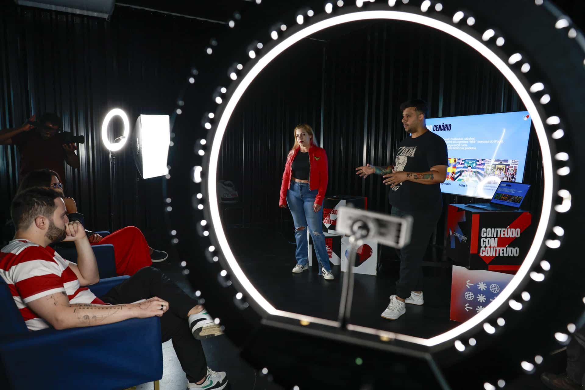 Estudiantes realizan una exposición en el centro de aprendizaje 'Community Creators Academy’ este martes, en Sao Paulo (Brasil). EFE/ Sebastiao Moreira