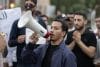Un grupo de manifestantes fue captado este jueves, 9 de octubre, durante una protesta organizada por el colectivo autodenominado 'GenZ212', en Rabat (Marruecos). EFE/Jalal Morchidi
