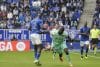 El delantero del Levante Karl Edouard Blaise Etta Eyong (d) lucha por el balón con el defensa del Real Oviedo Eric Bailly (i) durante el partido de LaLiga EA Sports disputado por ambos equipos este sábado en el Estadio Carlos Tartiere de Oviedo. EFE/ Paco Paredes
